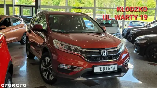 Czerwona Honda CR-V 4 generacji w salonie samochodowym.