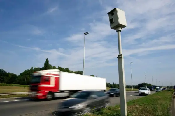 Caméra de surveillance routière. Le radar flash à combien ? Les voitures roulent vite sur l'autoroute.