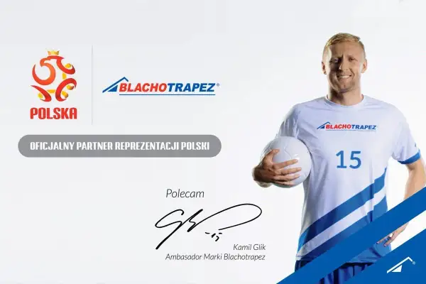 Kamil Glik, ambasador marki Blachotrapez, prezentuje piłkę. Blachotrapez to oficjalny partner reprezentacji Polski.
