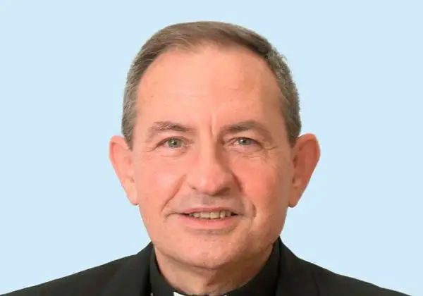 Retrato de un hombre mayor con sotana negra, sonriendo. Podría ser el párroco de San Pedro de Osma.