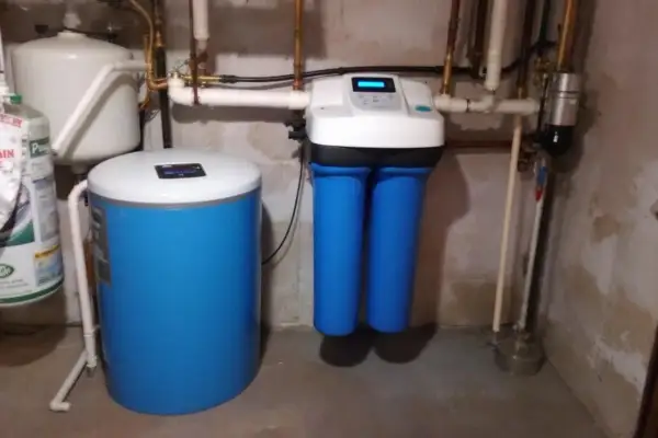 Système de filtration d'eau avec adoucisseur bleu et deux cartouches bleues, optimisant la consommation d'eau adoucie.