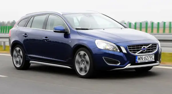 Niebieskie Volvo V60 w ruchu drogowym. Wiele pozytywnych volvo v60 opinie potwierdza jego wszechstronność.