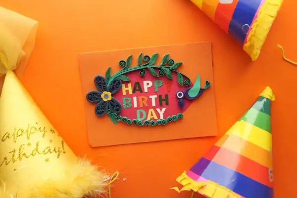 Urocza kartka z życzeniami "Happy Birthday" i kolorowe czapeczki. Idealne na przyjęcie i mądre życzenia dla dziecka.