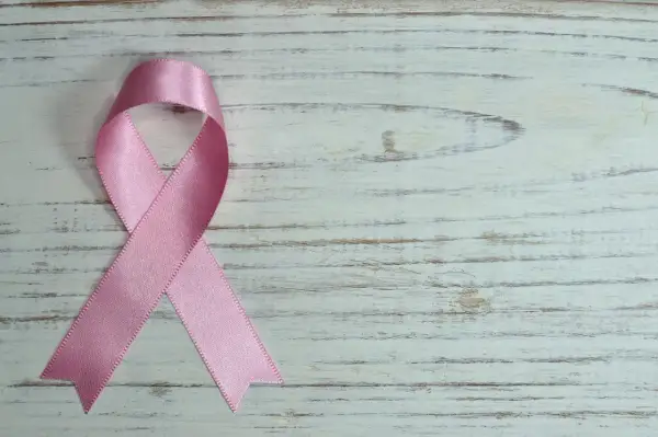 Różowa wstążka symbolizuje nadzieję. Po złym wyniku biopsji co dalej?