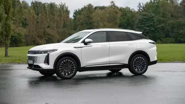 Biały SUV Omoda 9 na mokrej nawierzchni. Sprawdź, jaka jest omoda 9 cena i czy warto zainwestować w ten model.
