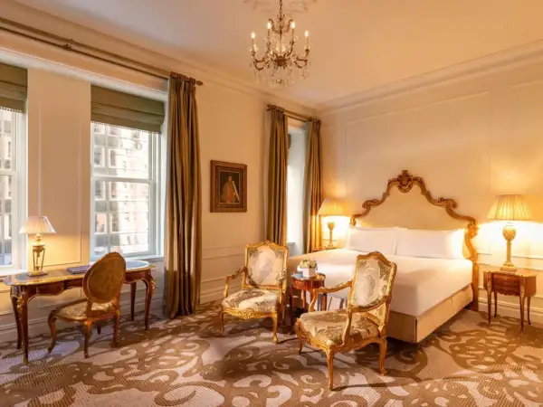 Elegancki pokój w hotelu Plaza w Nowym Jorku. Sprawdź hotel Plaza Nowy Jork ceny i zarezerwuj luksusowy pobyt.