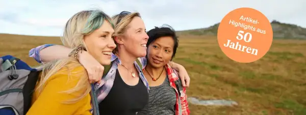 Drei Freundinnen genießen die Natur. Ihre Freundschaft zeigt sich in der Nähe und dem Lachen.