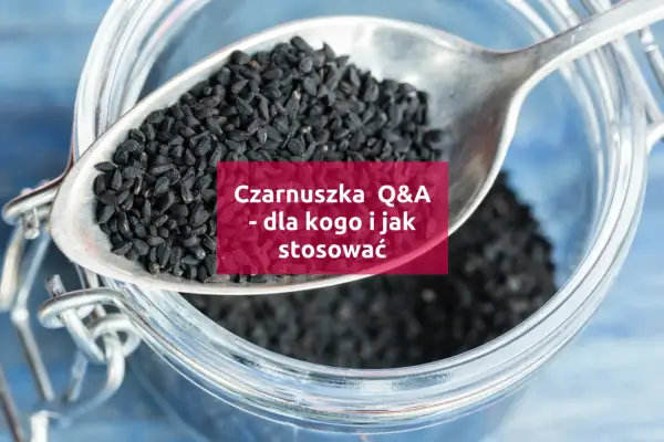 Łyżka pełna czarnuszki siewnej nad słoikiem. Tekst: "Czarnuszka Q&A - dla kogo i jak stosować".