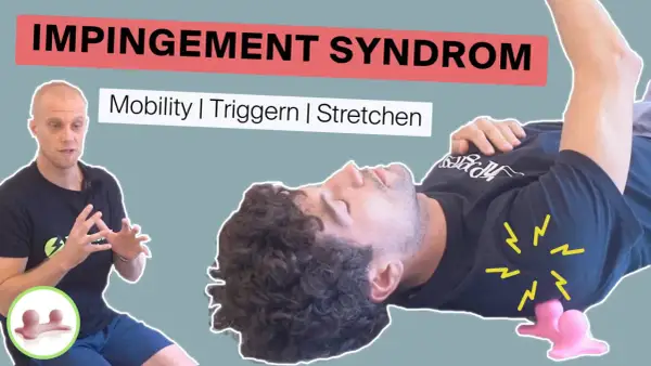 Mann mit Schulterschmerzen, der ein Impingement Syndrom behandelt. Übungen für Mobilität, Triggerpunkte und Dehnung.
