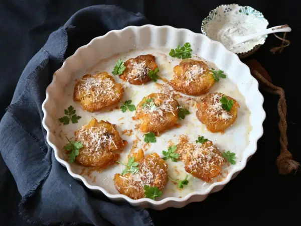 Knusprige, goldbraune Smashed Potatoes mit Parmesan und Petersilie, ein köstliches Rezept für jeden Anlass.