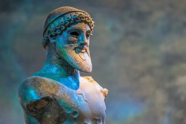 Buste en bronze d'un cyclope, peut-être Ulysse, avec une barbe et une coiffe.