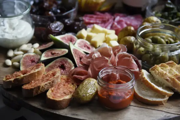 Eine köstliche fingerfood tapas platte mit Feigen, Schinken, Oliven, Brot und Dips.