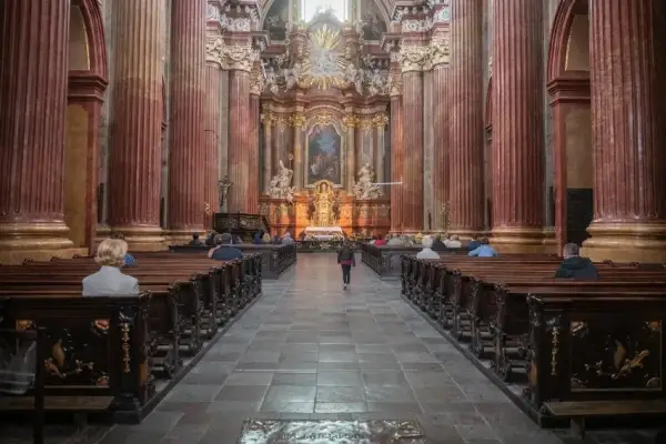 Kiedy zaczyna się różaniec w kościele? Sprawdź godziny nabożeństw