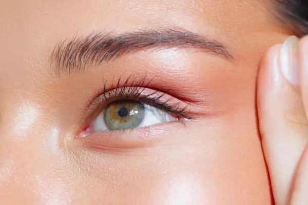 Œil vert aux cils recourbés, un regard sublimé par un rehaussement de cils Yves Rocher.