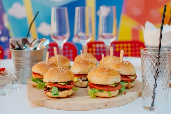 Gdzie kupić mini bułki do burgerów? Sklepy, online, porady