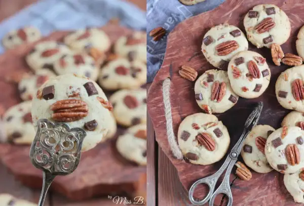 Leckere Pekannuss-Cookies mit Schokostückchen, einige auf einem Silberlöffel, andere auf einem Holzbrett mit einer kleinen Zange.