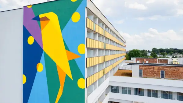 Kolorowy mural z ptakiem zdobi ścianę sanatorium milicyjnego w Nałęczowie.