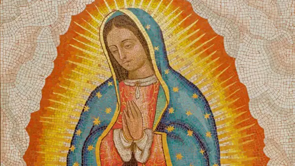 Matka Boska z Guadalupe w mozaice, otoczona promieniami słońca. Nawet badania NASA potwierdzają jej niezwykłe właściwości.