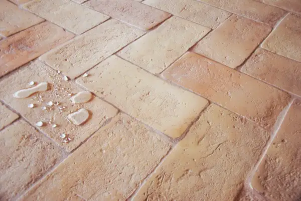 Pavimento in cotto con macchie d'acqua. Cerco rimedi per ho rovinato pavimento in cotto.