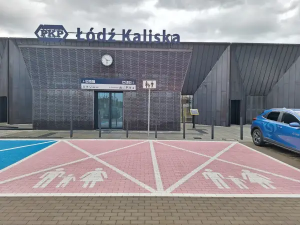 Łódź Kaliska grupa rodzinna na parkingu. Nowoczesny dworzec PKP.