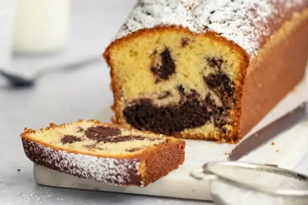 Ein saftiger Marmorkuchen, perfekt für jedes Kaffeetrinken. Dieses Marmorkuchen Rezept ist einfach und gelingt immer.