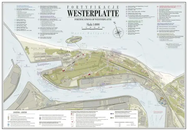 Mapa fortyfikacji Westerplatte, pokazująca gdzie leży Westerplatte, z zaznaczonymi bateriami, koszarami i innymi obiektami wojskowymi nad Bałtykiem.