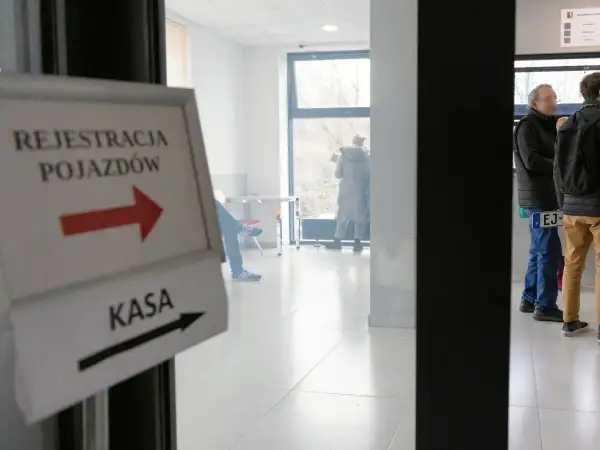 Tabliczka z napisem "Rejestracja pojazdów" i strzałką w prawo, obok "Kasa" ze strzałką w lewo.