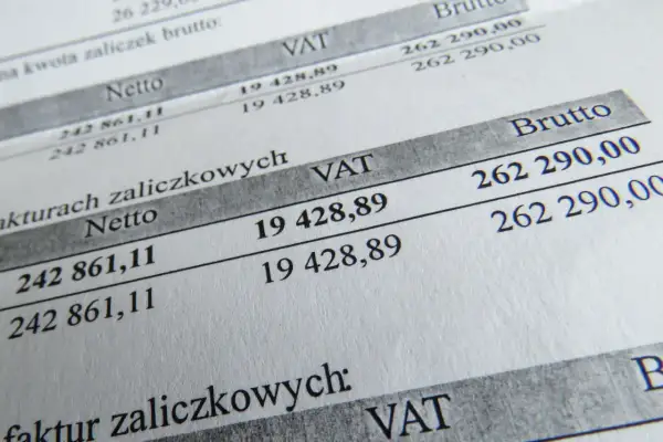 Szczegóły faktur zaliczkowych: netto 242 861,11, VAT 19 428,89, brutto 262 290,00. Zgodnie z art. 113 ust. 1 ustawy o VAT.
