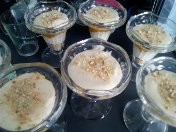Tiramisu pommes caramel beurre salé, sur un palet breton. Délicieux desserts individuels dans des coupes en verre.