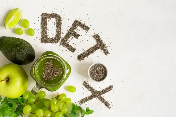 Zielony koktajl z nasionami chia, awokado, jabłko, winogrona i limonka. Napis "DETOX" z nasion chia. Pomoże Ci to jak oczyścić nerki z toksyn.