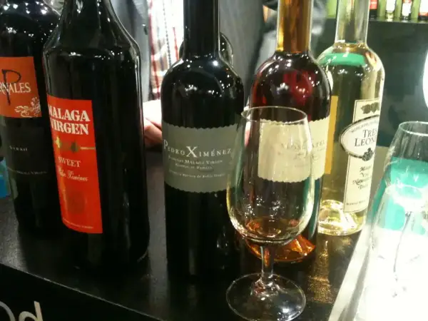 Butelki wina, w tym Malaga Virgen Sweet Pedro Ximénez. Jak pić wino? Degustacja wina.