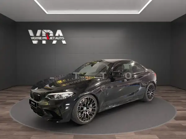 Une BMW M2 Competition noire, prête à rugir comme un pur-sang. Ses lignes agressives promettent une expérience de conduite d'exception.