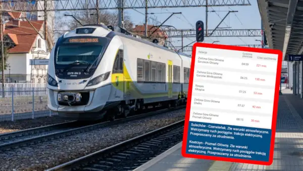 Pociąg z Zielonej Góry Głównej na peronie. Na ekranie widać opóźnienia pociągów, w tym relacji do Szczecina.
