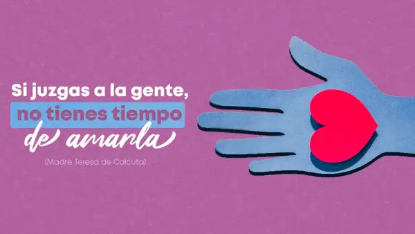 Frases de empatía: una mano azul sostiene un corazón rojo, con la cita "Si juzgas a la gente, no tienes tiempo de amarla".