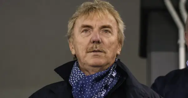 Zbigniew Boniek, jego wiek nie przeszkadza mu w kibicowaniu. W niebieskim szaliku z białymi kropkami i kwiatkami.