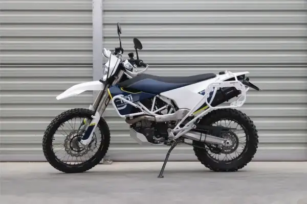 Motocykl enduro Husqvarna 701 z bagażnikiem i osłonami.