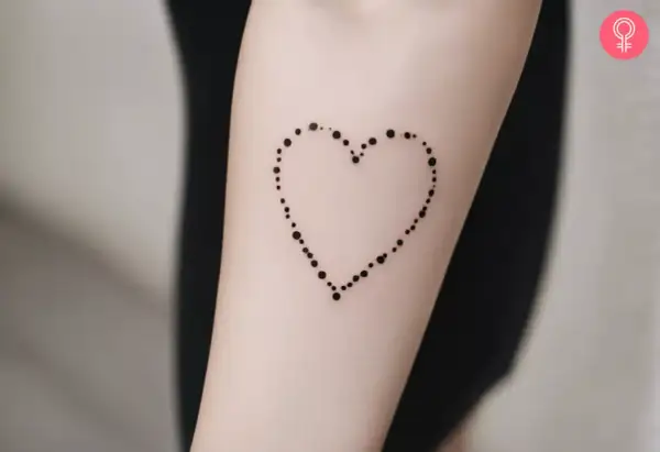 Un corazón formado por puntos, un delicado tatuaje de símbolos de amor que representa la conexión y el afecto.