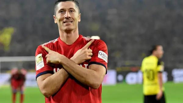 Robert Lewandowski świętuje gola, wykonując charakterystyczną cieszynkę.