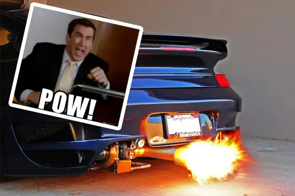 Un hombre grita "POW!" mientras un coche deportivo lanza llamas por el escape, mostrando los inconvenientes de los pops and bangs.