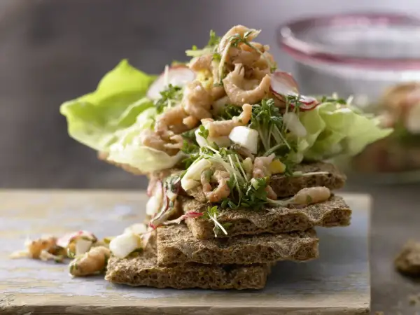 Leckeres Krabbensalat Rezept auf Vollkornbrot mit Salat, Radieschen und Kresse. Frisch und appetitlich angerichtet.