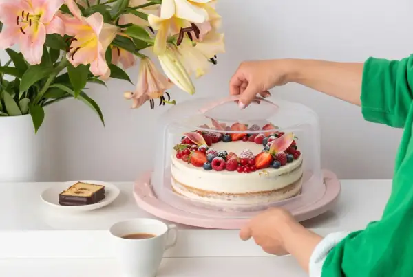 Elegancka babka z owocami pod przezroczystą pokrywą. Idealne rozwiązanie, jak przechowywać babkę po upieczeniu, by zachowała świeżość.