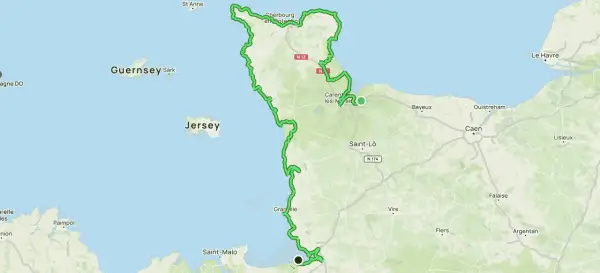 Carte d'un itinéraire cyclable longeant la côte de la Manche, passant par Cherbourg, Saint-Lô, Granville et Saint-Malo.