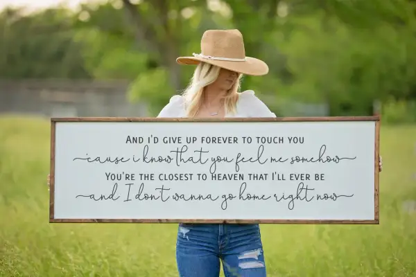 Tablica z tekstem piosenki "Iris" Goo Goo Dolls: "And I'd give up forever to touch you 'cause I know that you feel me somehow. You're the closest to heaven that I'll ever be and I don't wanna go home right now.