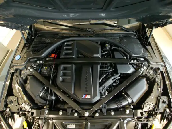 Silnik BMW M Power z widocznym systemem VANOS.