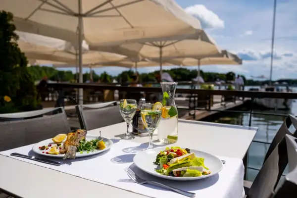 Wyśmienita ryba i sałatka na tarasie z widokiem na jezioro. Idealne miejsce na obiad w najlepszej restauracji w Olsztynie.