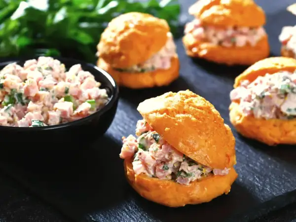Pyszne kanapki do pracy z pastą jajeczną i szynką, idealne na szybki lunch.