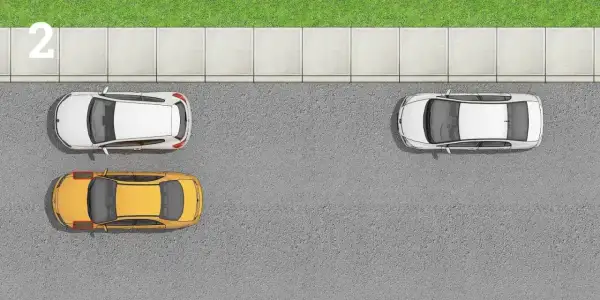 Steg 2: En gul bil står redo att lära sig hur man fickparkerar mellan en vit bil och trottoaren.