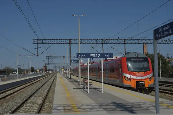 Czerwony pociąg na stacji Oborniki Wielkopolskie. Peron 2, tor 1.