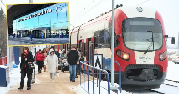 Ludzie wsiadają do czerwono-białego pociągu na stacji Warszawa Zachodnia. W tle nowoczesny budynek dworca.