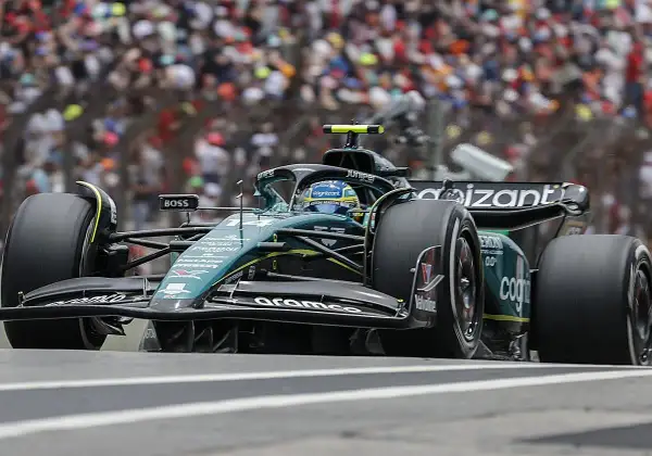 Coche Aston Martin en acción durante los entrenamientos libres GP Hungría F1.